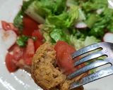 Foto del paso 4 de la receta: Bolitas de pescado y puré con ensalada