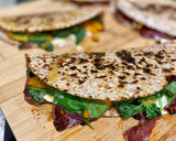 Foto del paso 3 de la receta: Quesadilla de melocotón, jamón, queso de cabra y rúcula