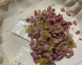 Foto del passaggio 2 della ricetta Pizza rustica porri e pancetta con formaggio fuso