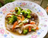 รูปขั้นตอนการทำที่ 6 ของ ผัดผักรวมมิตร 🍄🥦🥕