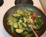 Hình bước làm 2 của món Cải Brussels xào bacon