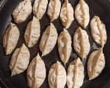 Foto del paso 7 de la receta: Gyozas 🥟 de gamba 🦐 y calamar 🦑