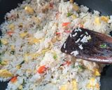 Foto langkah ke 4 dari resep Nasi Goreng Daun Jeruk.