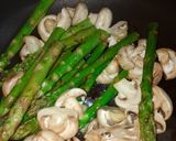 Foto del paso 2 de la receta: Ensalada de espárragos y champiñones con vino blanco