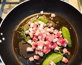 Foto del passaggio 3 della ricetta Penne alle erbe officinali con pancetta e cialda di parmigiano