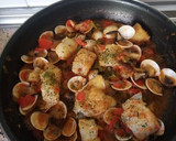Foto del paso 6 de la receta: Bacalao con tomate pimientos y almejas
