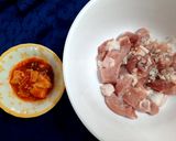 Hình bước làm 1 của món Lão trư ăn chay(thịt heo xào chao)