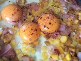Huevos samba (tocineta, maicitos y plátano maduro)