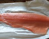 Foto del passaggio 1 della ricetta Salmone in padella