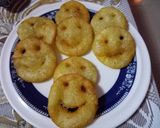 A picture of step 6 of Potato cheese smileys.
