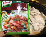 Hình bước làm 3 của món Thăn Heo Kho Tiêu Với Cà Rốt Và Củ Cải Trắng (Dùng Gói Gia Vị Kho Có Sẵn)