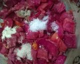 Foto langkah ke 3 dari resep Ongseng kulit buah naga.