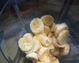 A picture of step 1 of Banana and avocado 'juice'.
