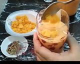 A picture of step 3 of Mango Chunky Shake.