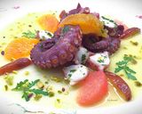 Foto del passaggio 5 della ricetta Polpo con salsa di arance al peperoncino, pompelmo rosa e datteri