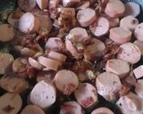 Foto del paso 2 de la receta: Champiñones con tocino, cebolla, salchicha y ajo