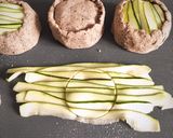 Foto del passaggio 5 della ricetta Mini quiche di grano saraceno e salvia con zucchine e feta