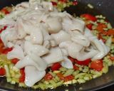 Foto del paso 2 de la receta: Arroz con calamares y langostinos