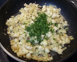 Foto del paso 3 de la receta: Rape al ajo y perejil con patatas a la pimienta