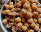 A picture of step 1 of Soya chunk chickpea kabab.