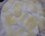 A picture of step 2 of 🥔chips without frying.In microwave.