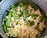 Hình bước làm 1 của món Mì Cay Trộn Đậu Que Tím