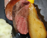 Foto del paso 12 de la receta: Magret de pato con puré de patata acompañado de peras y dados de mango agridulces