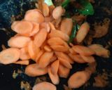 Foto langkah ke 5 dari resep Gai Phad Phet Kra-ti (khas Thailand).