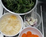 Foto langkah ke 2 dari resep Sayur bayam dan jamur kering.