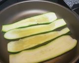 Foto del paso 1 de la receta: Rulos de calabacín rellenos