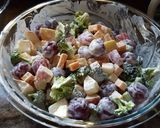 Foto del paso 7 de la receta: Ensalada con uvas, manzanas, brócoli y queso amarillo