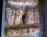Foto del paso 2 de la receta: Salmón al horno con salsa de queso azul y aceitunas negras
