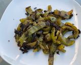 Une image de l'étape 5 de Poivrons grillés marinés au pesto de céleri.