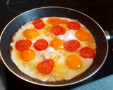 Lazacos tükörtojás paradicsomkarikákkal, brie sajttal recept fázis 4 fotója