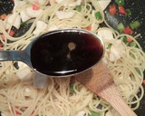 Foto del paso 4 de la receta: Tallarines fritos con pimientos y pollo
