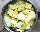 Foto del paso 1 de la receta: Receta fácil y ligera de crema de romanescu en la olla rápida