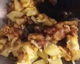 Foto langkah ke 5 dari resep Oseng Kentang Telur Kecap Mentega Kilat.
