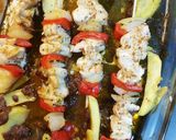 Foto del paso 4 de la receta: Brochetas de pollo marinado y verduras mediterráneas