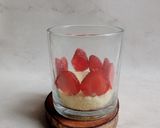 Foto langkah ke 2 dari resep Strawberry Dessert Cake In Jar.