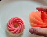Foto langkah ke 9 dari resep Bolu Kukus Merah Putih.