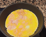 Foto del paso 2 de la receta: Tortilla francesa con jamón y ensalada (cena saludable en 10 minutos)