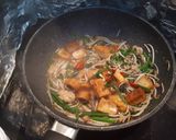 รูปขั้นตอนการทำที่ 3 ของ ผัดเต้าหู้ถั่วงอกไก่สับ ฮาลาล