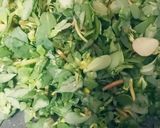 عکس مرحله 1 از دستور خورشت مرغ با خرفه