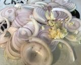 Une image de l'étape 1 de Saucisses alsaciennes fumées aux poivrons jaunes et oignon.