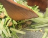 Hình bước làm 2 của món Bún gạo xào cá hồi