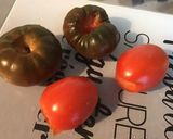 Une image de l'étape 2 de Salade de tomates bicolores à la burrata di buffala et persil haché.