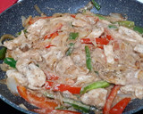 Foto del paso 4 de la receta: Pechuga de pollo con pimientos y salsa de paté (aprovechamiento de salsa)