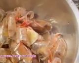 A picture of step 2 of Singapore Hokkien Mee.