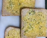 Foto langkah ke 2 dari resep Simple Garlic Bread Keju.