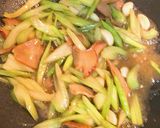 西洋芹炒罐頭鮑魚的食譜步驟3照片